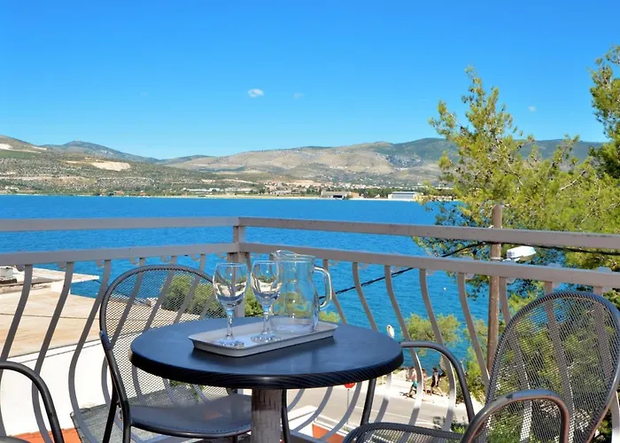 Alduk With Terrace And The Sea View Daire Trogir