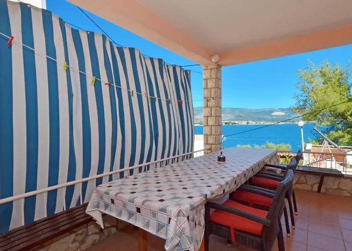 Alduk With Terrace And The Sea View Daire Trogir