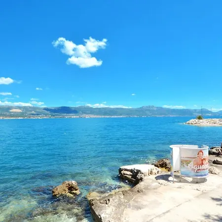 Alduk With Terrace And The Sea View 特罗吉尔