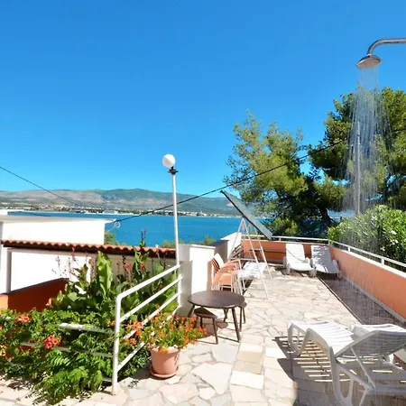 Alduk With Terrace And The Sea View 特罗吉尔