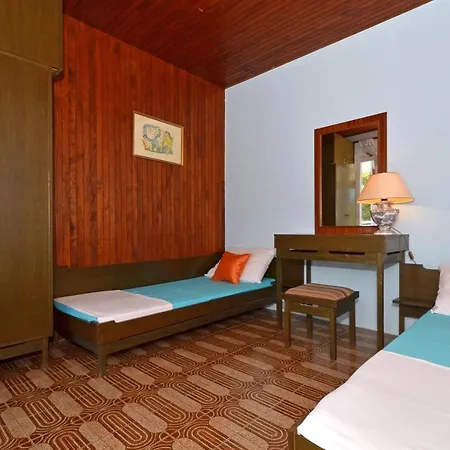 Alduk With Terrace And The Sea View 特罗吉尔