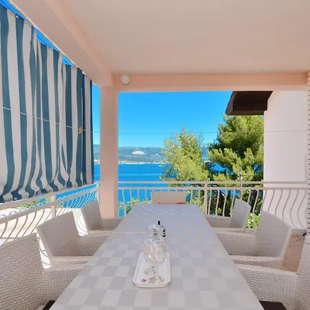 Alduk With Terrace And The Sea View 公寓 特罗吉尔